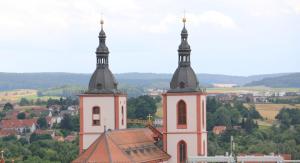 eine Kirche mit zwei Türmen auf einem Gebäude in der Unterkunft INVITE Hotel Fulda City Hauptbahnhof in Fulda