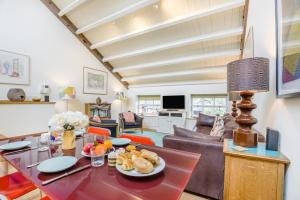 a living room with a table with food on it at 2 Bed in Snape oc-cou in Snape