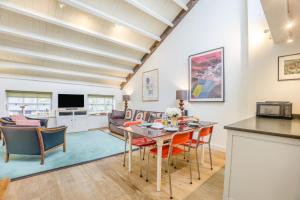 a kitchen and living room with a table and chairs at 2 Bed in Snape oc-cou in Snape