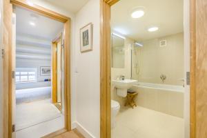 a bathroom with a toilet and a tub and a sink at 2 Bed in Snape oc-cou in Snape +26 photos