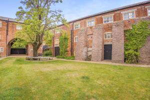 an empty yard in front of a brick building at 2 Bed in Snape oc-cou in Snape