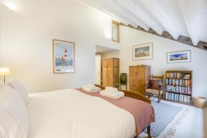 a bedroom with a large bed with towels on it at 2 Bed in Snape oc-cou in Snape
