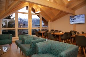 een vergaderzaal met een tafel en stoelen en een groot raam bij Chalet Zeller Moos in Zell am See