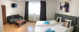 Enns Sleep Gasthaus Backhendlstation房間的床