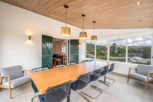 a dining room with a long table and chairs at Casa da Figueira in Ericeira