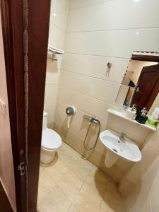a bathroom with a toilet and a sink at Phú Điền Motel in Ðại Sơn +8 photos