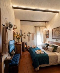 a bedroom with a bed and a television in a room at Casa Amiata 2 in Montelaterone