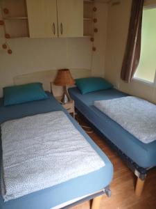 a pair of beds in a tiny house at La caravan-à-JO in Aywaille