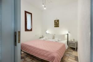 a bedroom with a large bed with a pink blanket at Apartment with sea view - Creta in Ferma