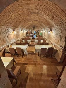 ein Restaurant mit Tischen und Stühlen in einem Tunnel in der Unterkunft Rendezvous in Valtice