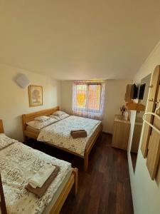 ein kleines Zimmer mit zwei Betten und einem Fenster in der Unterkunft Rendezvous in Valtice