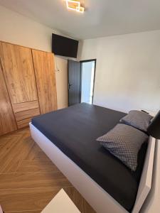 a bedroom with a black bed in a room at Bellavista in Strožanac