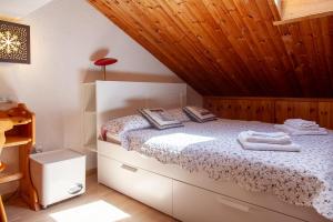 a bedroom with a bed with a wooden ceiling at Appartamento in stile alpino a Courmayeur in Verrand