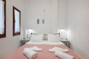 a white bedroom with a large bed with two pillows at Apartment with garden view - Creta in Ferma