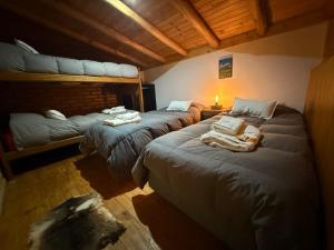 a room with two beds in a cabin at Gr Turismo in Los Molles