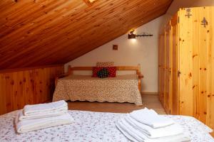 a bedroom with two beds with white towels on them at Appartamento in stile alpino a Courmayeur in Verrand +20 photos