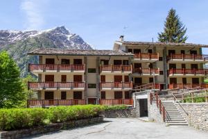 a building with a mountain in the background at Appartamento in stile alpino a Courmayeur in Verrand