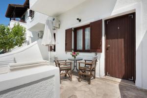 a balcony with a table and chairs in a building at Apartment with garden view - Creta in Ferma +20 photos