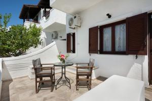 a patio with a table and chairs and a building at Apartment with garden view - Creta in Ferma