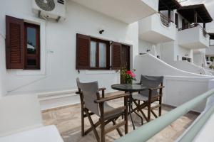 a balcony with a table and chairs in a building at Apartment with garden view - Creta in Ferma