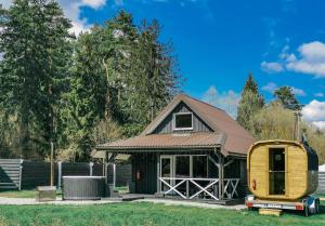 a tiny house sitting on top of a yard at Trobelė miške in Palazdžiai
