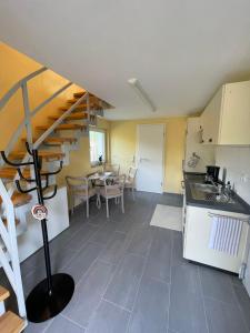 a kitchen with a spiral staircase and a table at Lieblingsplatz im Grünen - 1 Schlafzimmer in Schweich