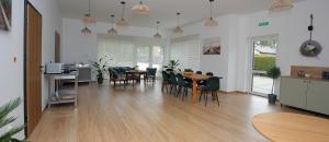 a kitchen and dining room with a table and chairs at Morski Piasek in Grzybowo