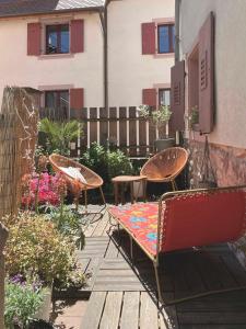 a patio with two chairs and a table and chairs at Appartement cosy Rosheim in Rosheim