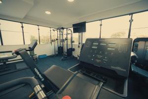 a room with a gym with a treadmill at Clatt Hotel in São João da Boa Vista