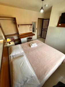 ein Schlafzimmer mit einem großen Bett und einem Klavier in der Unterkunft Lobo Hotel in Garopaba + 39 Fotos