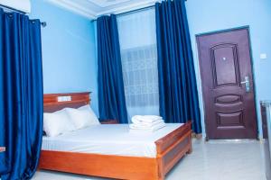 เตียงในห้องที่ Damfed Lodge