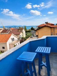 シェンジンにあるAdriatic Residence Shengjinの眺めの良いバルコニーに置かれた青いスツール