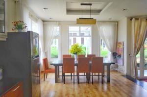 a kitchen with a dining room table and chairs at Villa Sealink S15 in Ấp Thiện Phước