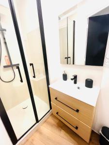 a bathroom with a sink and a shower at Le studio terrasse Béthunois - Appart hôtel centre climatisé - All confort in Béthune