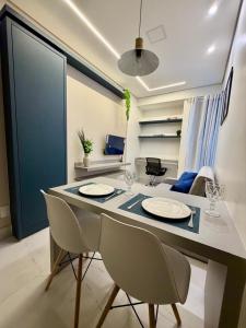 a dining table and chairs in a living room at Studio Atalaia - C -308 - By Hospede Fácil in Brasília