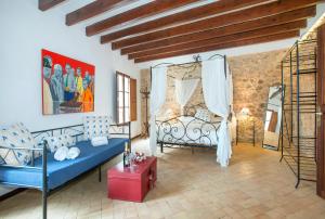 a bedroom with two beds in a room at Petit Caimari - Turismo de interior in Caimari