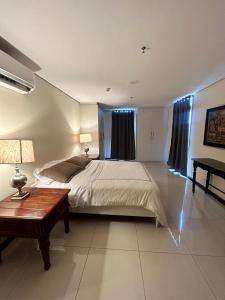 a large bedroom with a large bed and a table at Viel Comfort II in Asunción +11 photos