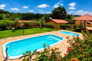 an image of a swimming pool in a yard at Casa da Vovó na Pousada Sitio Pauletto - com Cozinha, Churrasqueira e Decoração in Jarinu