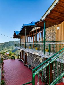 a building with a balcony with a balcony at pristine mountain lodge in Chail