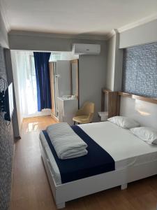 Un pat sau paturi într-o cameră la Özhan Hotel