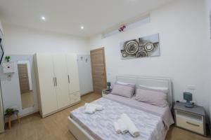 a bedroom with a bed with two towels on it at Il Cortile della Patrona in Syracuse