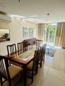 a dining room with a table and chairs at Viel Comfort II in Asunción