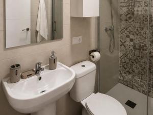 a bathroom with a toilet and a sink and a shower at Hospedium GL Linarejos Suites Parking Gratis in Linares