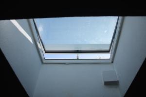 a window in the ceiling of a room at Alojamento ceu azul in Fernao Ferro