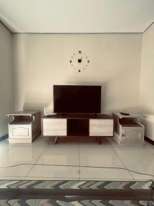 a living room with a flat screen tv on a wall at Viel Comfort II in Asunción