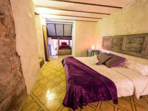 - une chambre avec un grand lit dans l'établissement El Mercadal, à Cardona