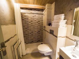 uma casa de banho com um WC, um chuveiro e um lavatório. em El Mercadal em Cardona
