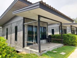 a house being constructed with a screened in porch at มีดี ฟาร์ม โฮมสเตย์ in Ban Klam