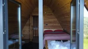 two pictures of a bedroom in a wooden house at Du du Bungalov in Pazar