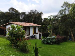 a small house in the middle of a yard at Alma de Acero in Envigado